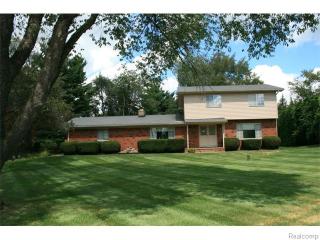 5263 Red Fox Dr, Brighton Twp, MI 48114-9077