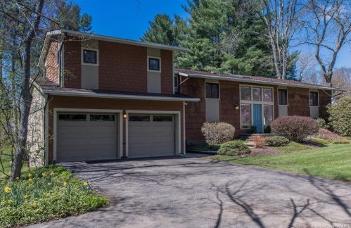 18 Earlwood Dr, Poughkeepsie, NY 12603-4222