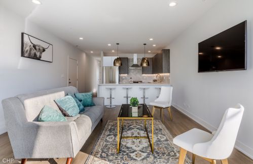 2423 Fullerton Ave, Chicago, IL 60647-2680