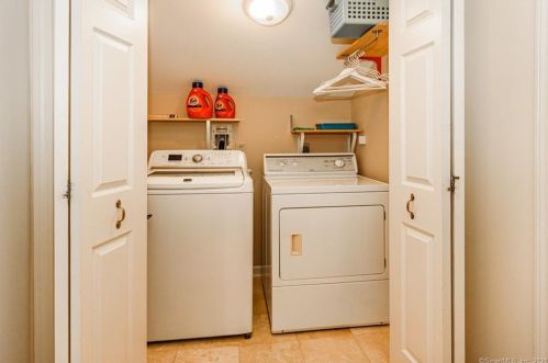 4 Ashford Ct, Farmington CT 06032-1531 exterior