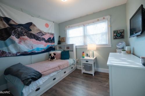 1154 Cadillac Dr, Meskegon MI 49445-1917 exterior