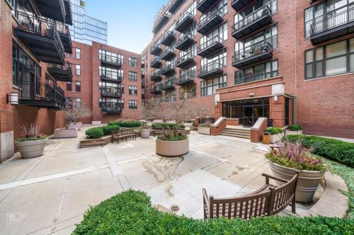 333 Hubbard St, Chicago IL  60654-4923 exterior