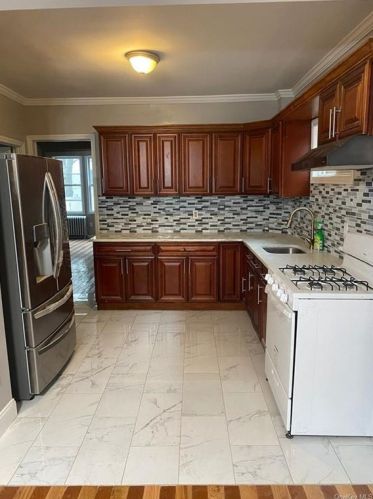 680 226th St, Bronx NY  10466-3932 exterior