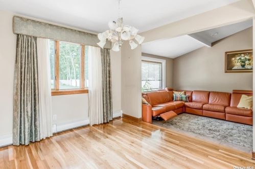 851 Sycamore Ave, Bohemia NY 11716-1743 exterior