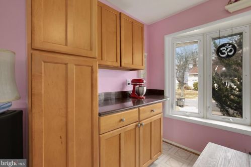 813 Crothers Ln, Rockville MD 20852-1104 exterior