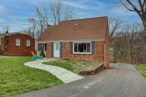 140 Dover Dr, Moon Twp, PA 15108-1077
