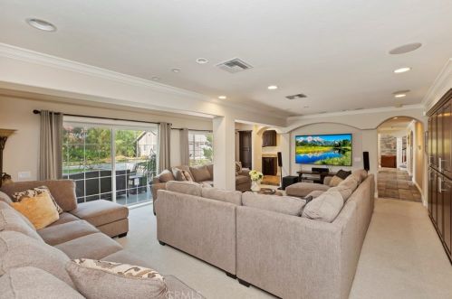 6590 Hawarden Dr, Riverside CA 92506-5111 exterior