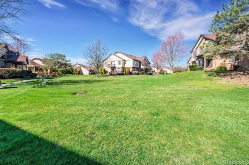 287 Mdw Brg Dr, Rochester MI 48307-3051 exterior