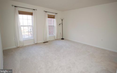 5082 Donovan Dr, Alexandria VA 22304-7755 exterior