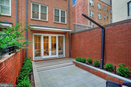 420 3rd St, Washington DC  20003-1930 exterior