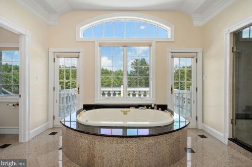 12705 Greenbriar Rd, Rockville MD 20854-6324 exterior