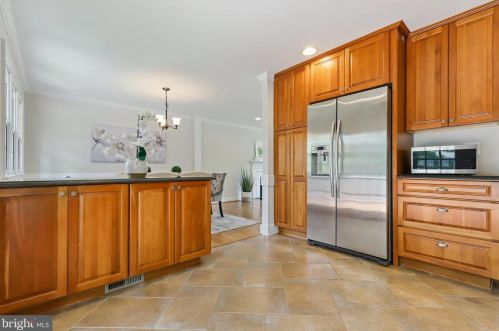 6527 Divine St, Mc Lean VA 22101-4623 exterior