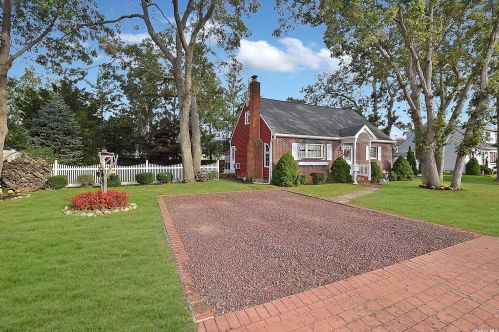 1470 4th St, Babylon, NY 11704-4754