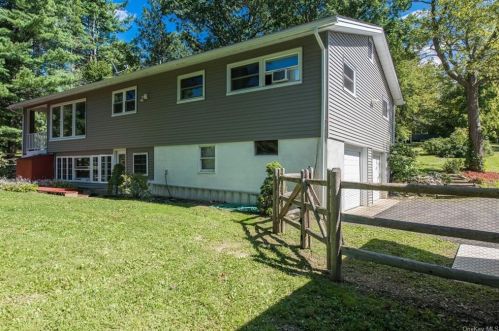 19 Mnr Dr, Poughkeepsie NY 12603-3712 exterior