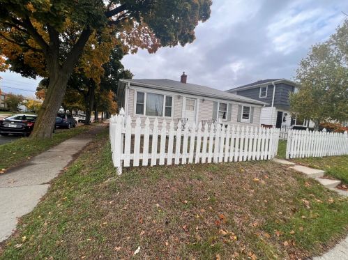 1580 Howard Ave, Milwaukee, WI 53221-1943