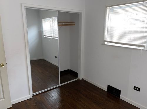 9035 Oglesby Ave, Chicago IL  60617-3853 exterior