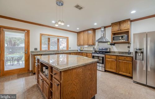 3405 Sunny Vw, Alexandria VA 22309-1911 exterior