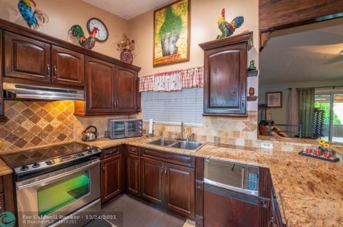 5723 Northpointe Ln, Boynton Beach FL 33437-2005 exterior