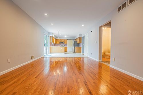 6 Sarah Ct, Edison NJ 08817-2288 exterior