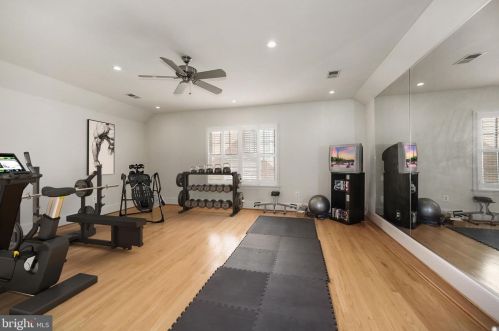 1493 Evans Farm Dr, Mc Lean VA 22101-5656 exterior