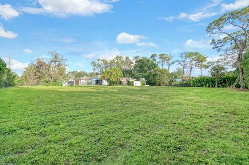 615 Carica Rd, Naples FL 34108-2642 exterior