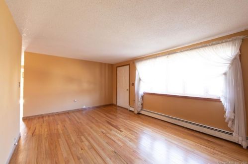 33 Tabor Rd, Enfield CT 06082-2056 exterior