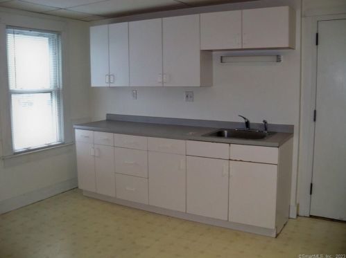 104 Meadow St, Wallingford CT 06492-3614 exterior