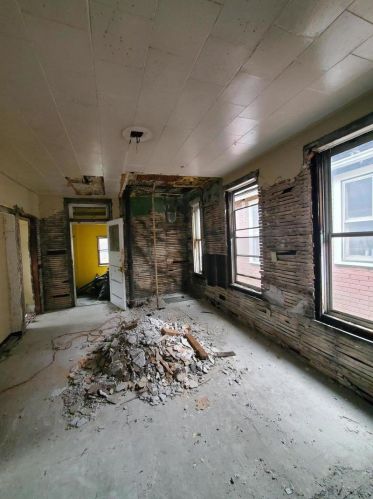 8917 Escanaba Ave, Chicago IL 60617-3136 exterior