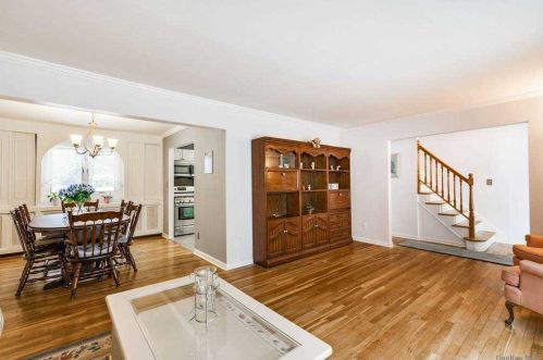 10 Pawnee Dr, Commack NY 11725-4210 exterior