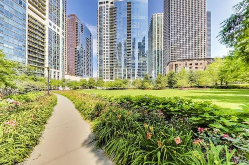 420 Waterside Dr, Chicago IL  60601-4700 exterior