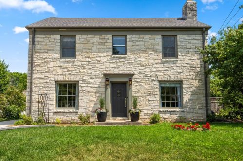 7204 Crossway Rd, Milwaukee, WI 53217-3519