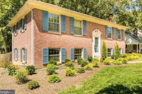 8010 Candlewood Dr, Alexandria VA  22306-3221 exterior