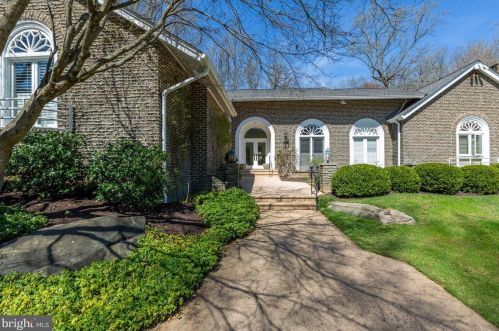 10004 Bentcross Dr, Rockville, MD 20854-4738