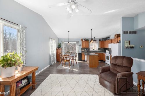 806 Grindle Dr, Lowell MI 49331-9326 exterior