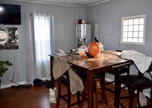 8057 Coles Ave, Chicago, IL 60617-1626