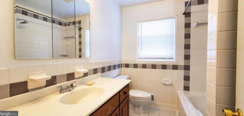 905 1st St, Rockville MD 20850-1444 exterior