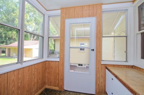 111 Spg St, Windsor Locks CT 06096-2208 exterior