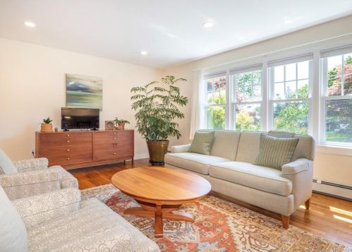 36 Karen Dr, Norwalk CT 06851-6033 exterior