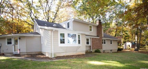 4 Ryder Ct, Huntington Station NY 11746-6142 exterior