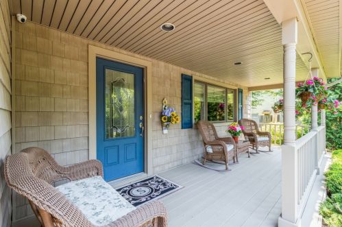 10 Lincoln Ave, Huntington Station, NY 11746-6448