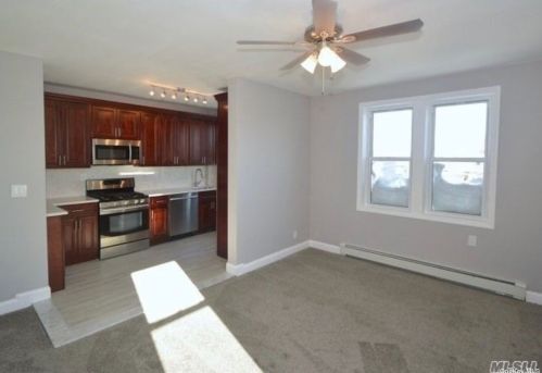 33 Central Ave, Valley Stream NY  11580-3818 exterior