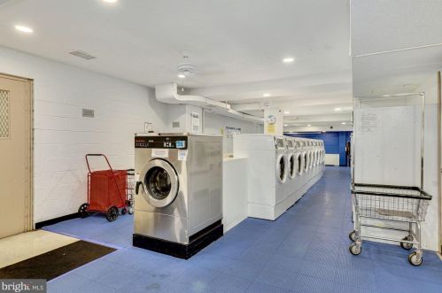 10201 Grosvenor Pl, Rockville MD  20852-4600 exterior