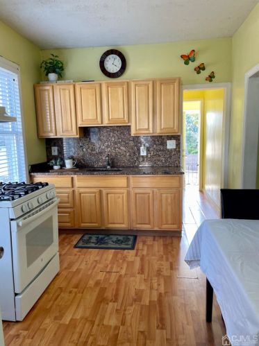 75 Fitch St, Carteret, NJ 07008-2921