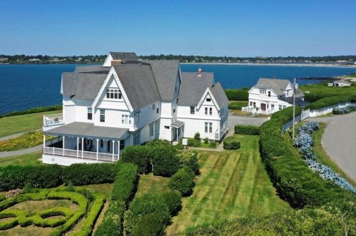 333 Tuckerman Ave, Middletown RI 02842-6049 exterior