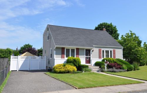 17 Bogart St, Huntington Station, NY 11746-3304