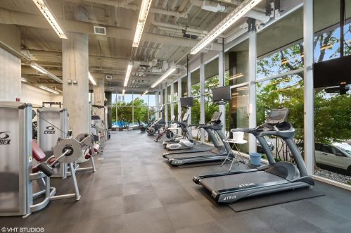 860 Blackhawk St, Chicago IL  60642-2510 exterior