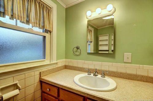 78 Lafayette St, Milford CT 06460-4711 exterior