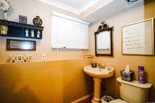 34 Cottonwood Dr, Commack NY 11725-2421 exterior