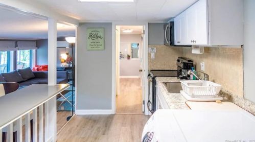 236 Roosevelt Dr, Seymour CT 06483-2118 exterior