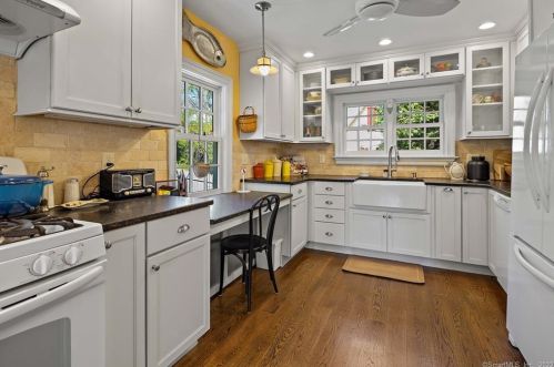 23 Buckingham Pl, Norwalk CT 06851-5004 exterior